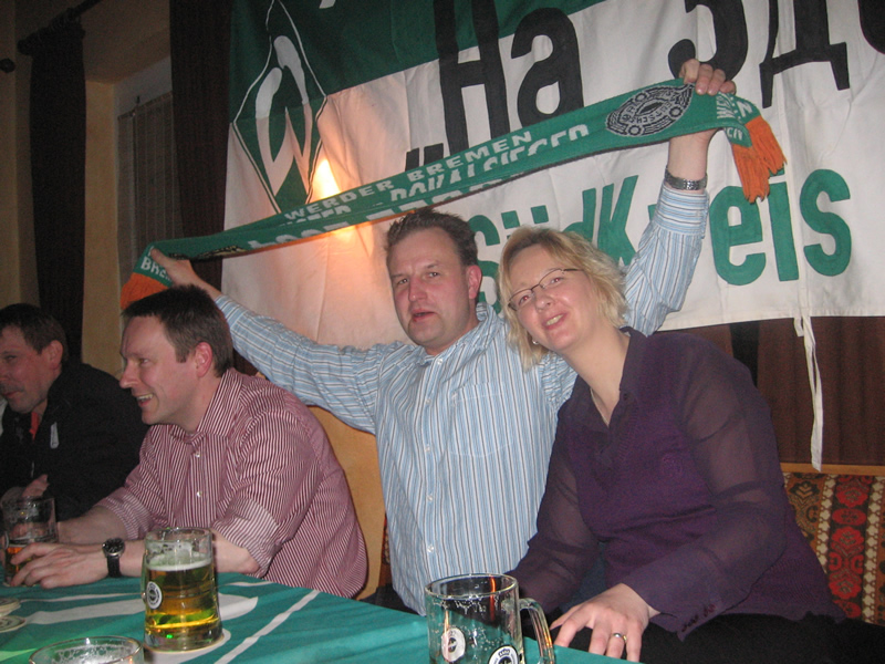 Hübschi singt Lebenslang grün-weiß