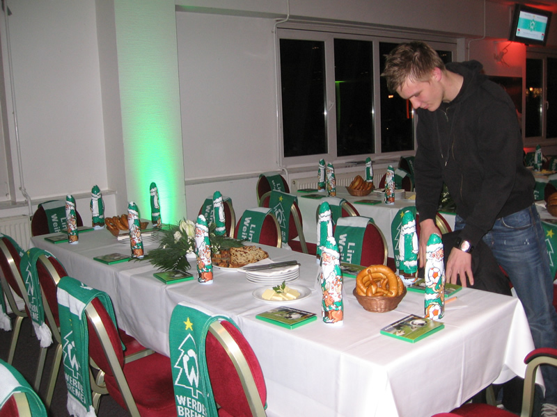 Max am dekorierten Tisch!!