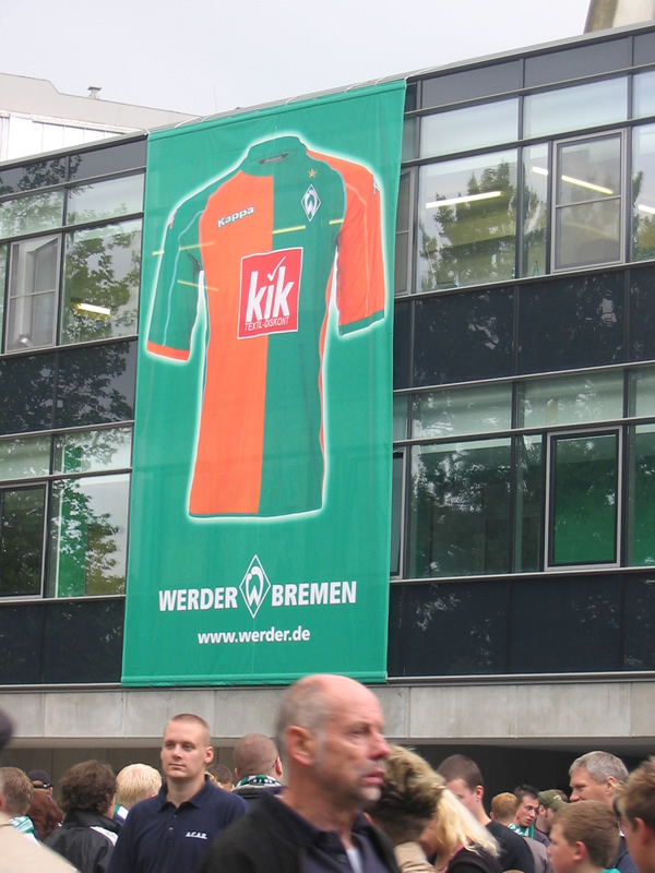 Plakat an der Nordgeraden