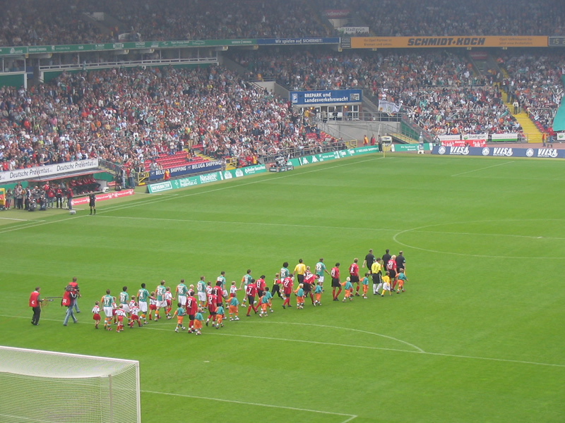 Mannschaften laufen ein