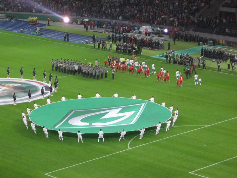 Mannschaften laufen ein