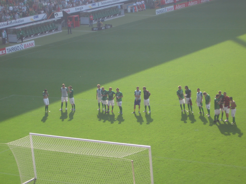 Welches Lied stimmt Wiese an?