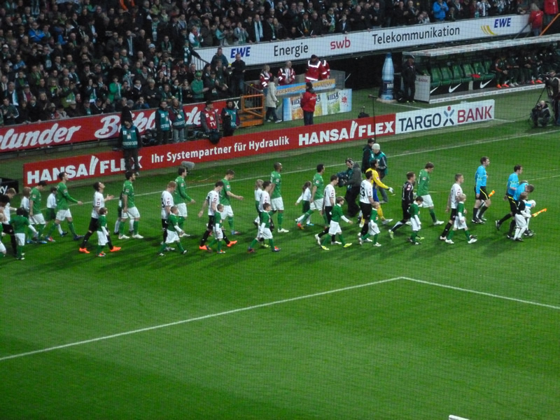 Mannschaften laufen ein