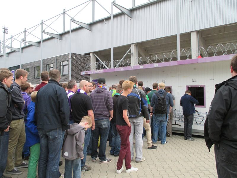 Schlange bis nach Meppen
